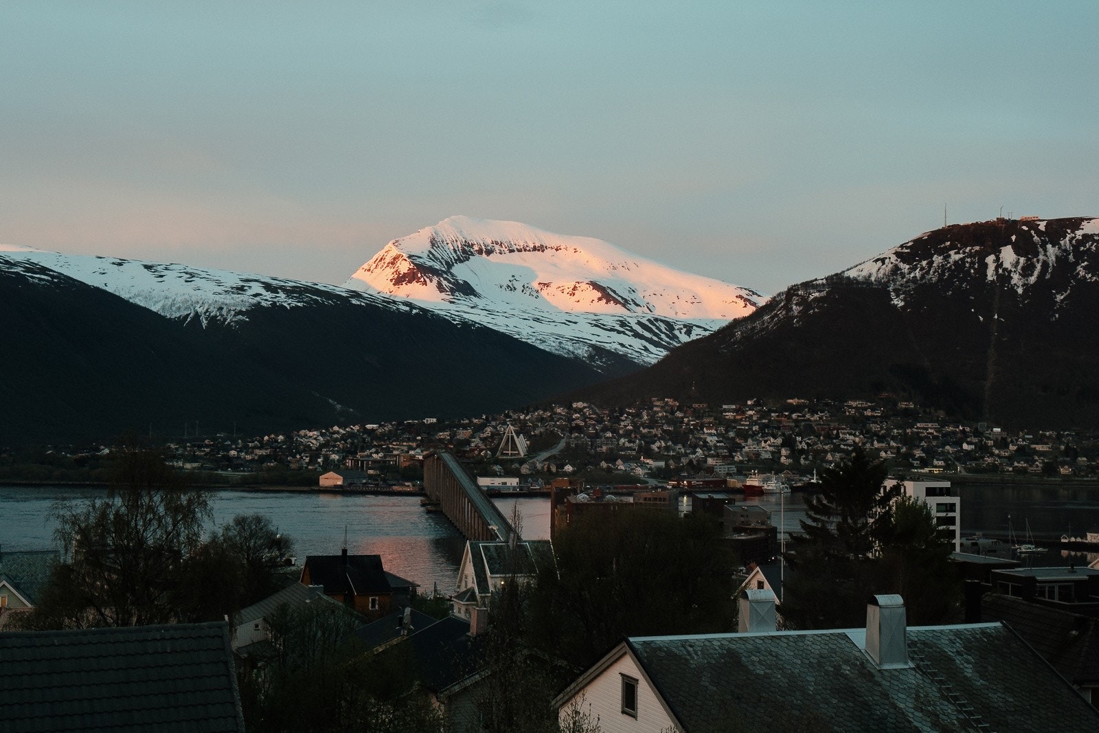 Nydelig utsikt mot Tromsdalstinden, Fjellheisen og fastlandet. Selgers private foto