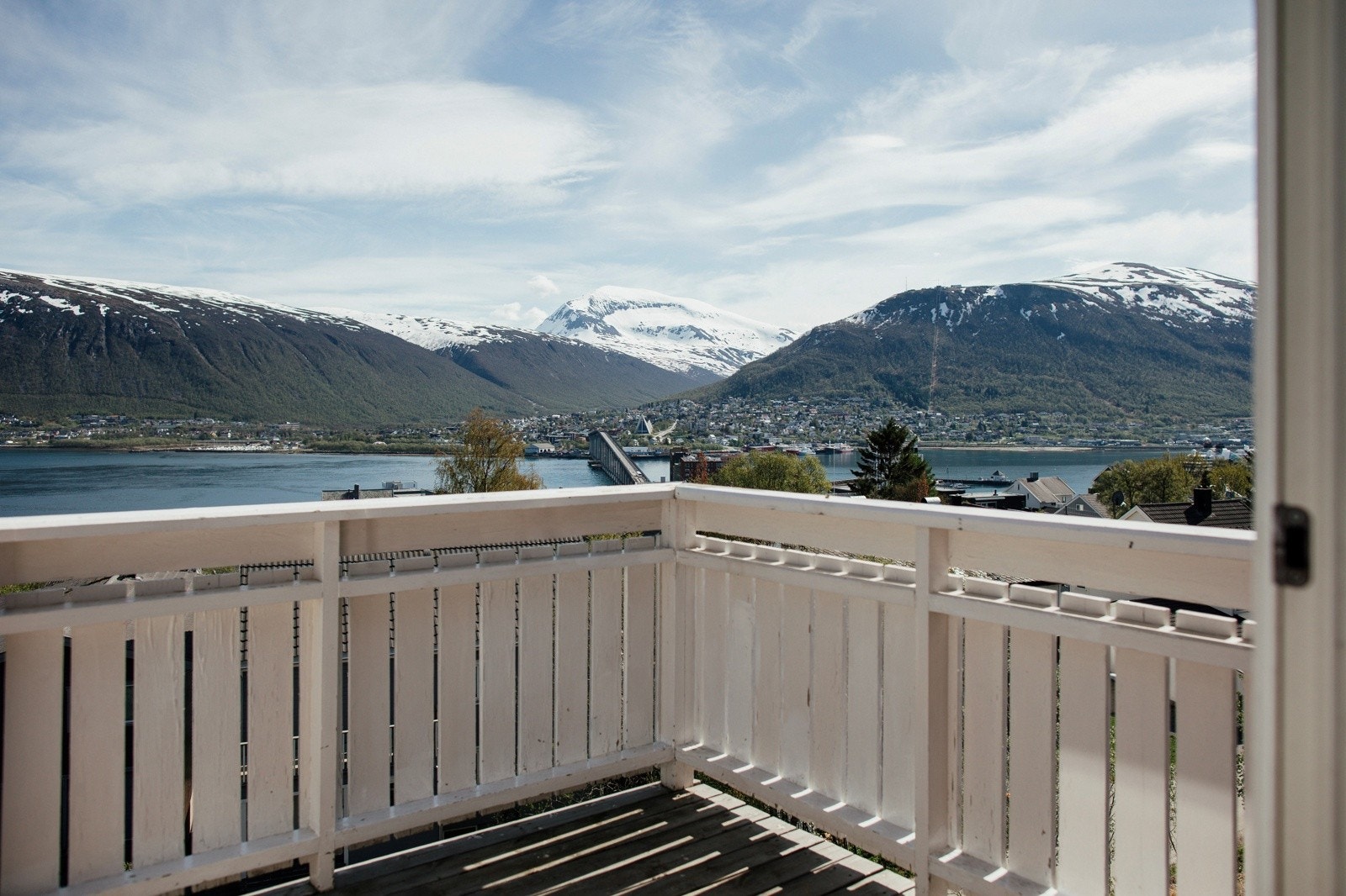 Østvendt balkong på ca. 9 kvm med god plass til hagemøbler og grill. På balkongen kan du nyte solen fra tidlig på morgen og utover mot ettermiddagen. Selgers private foto