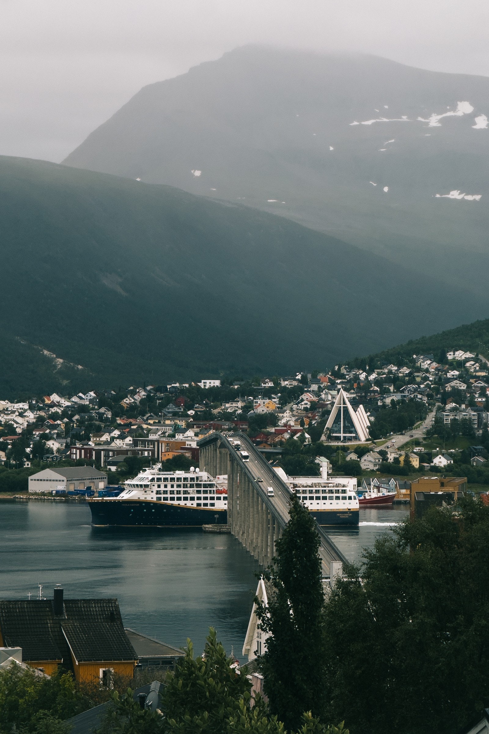 .. og utsikt mot Tromsøbrua. Selgers private foto