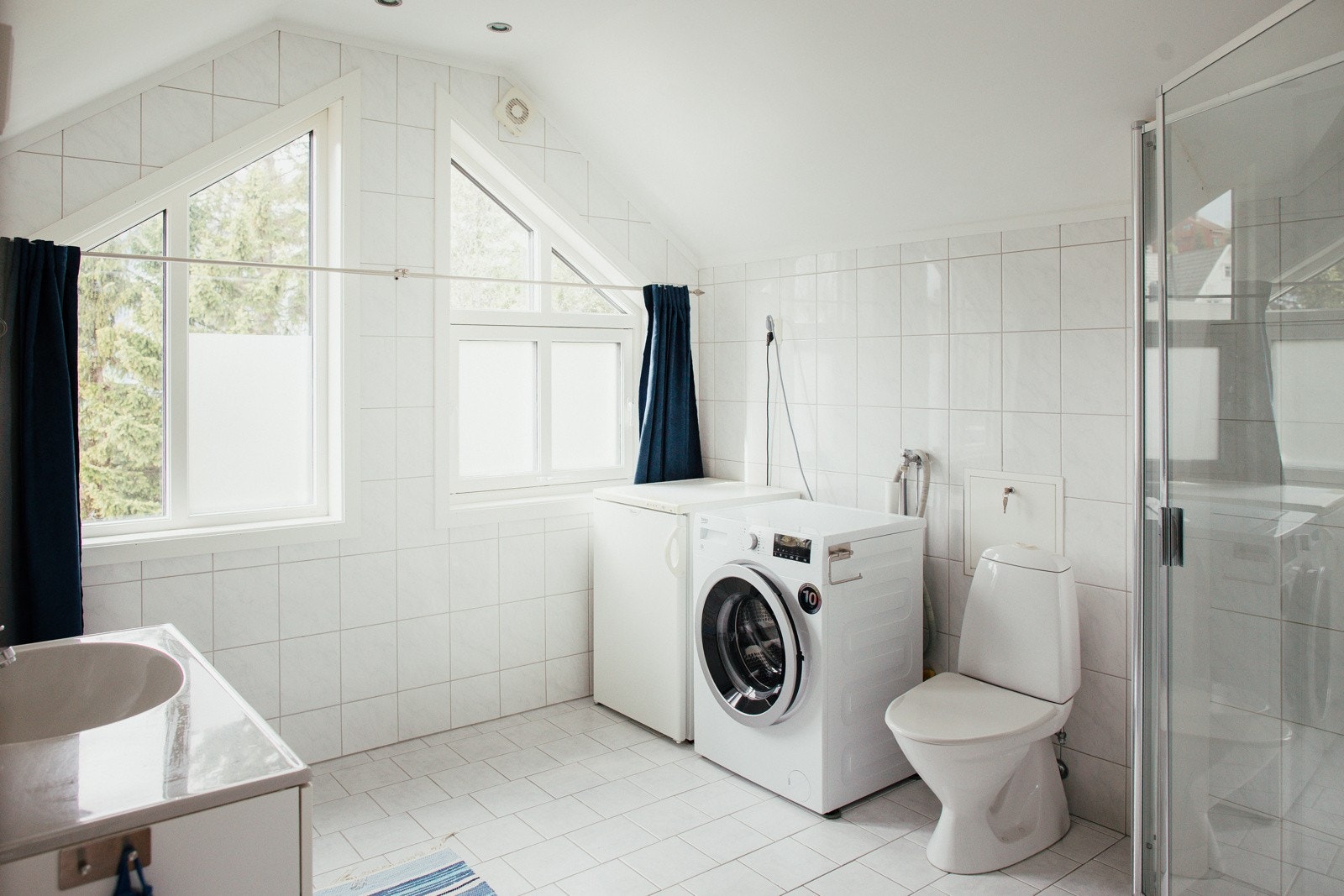Flislagt bad/wc/vaskerom fra 2002 av god størrelse.  Vinduene på badet er nytt i 2024. Selgers private foto
