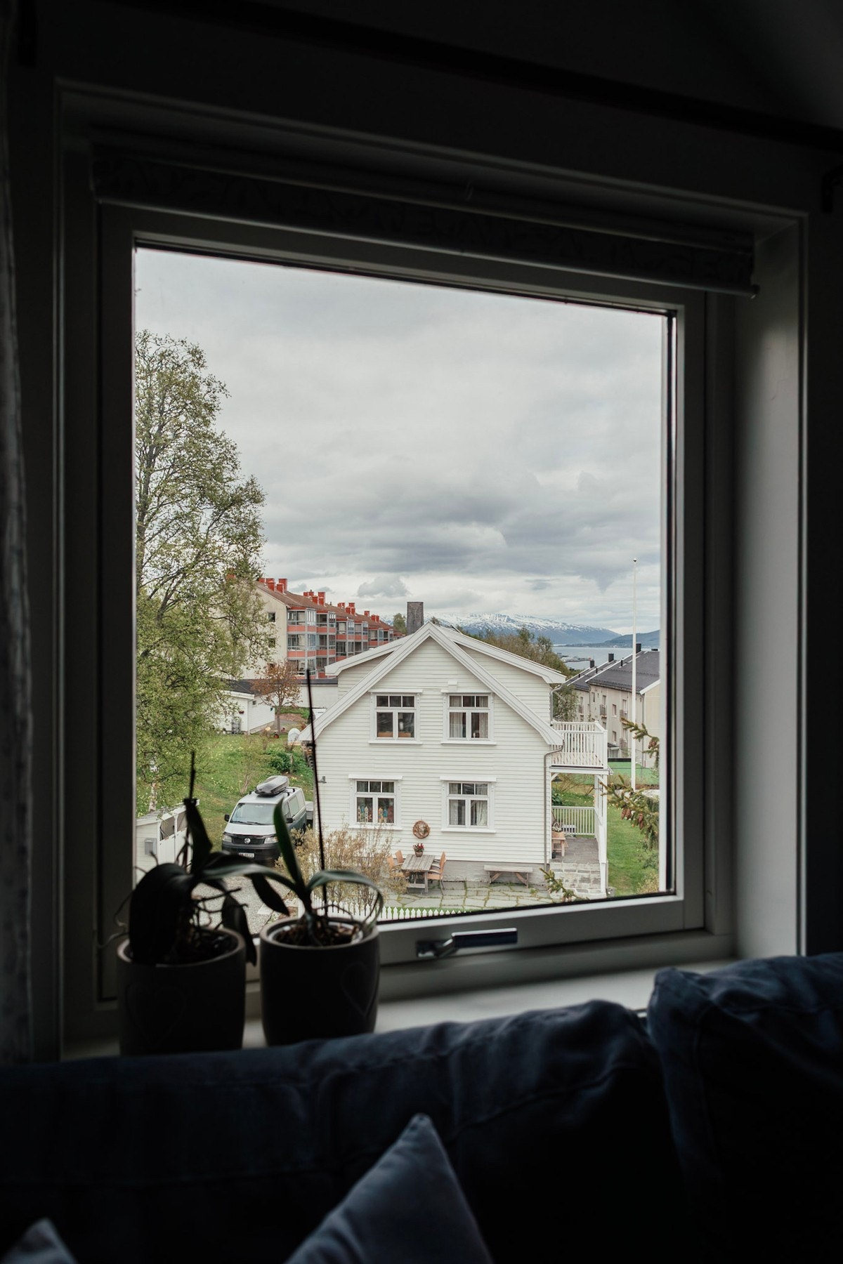 Stue med vinduer i to himmelretninger som gir naturlig lysinnslipp og rammer inn den flotte utsikten!  Selgers private foto.