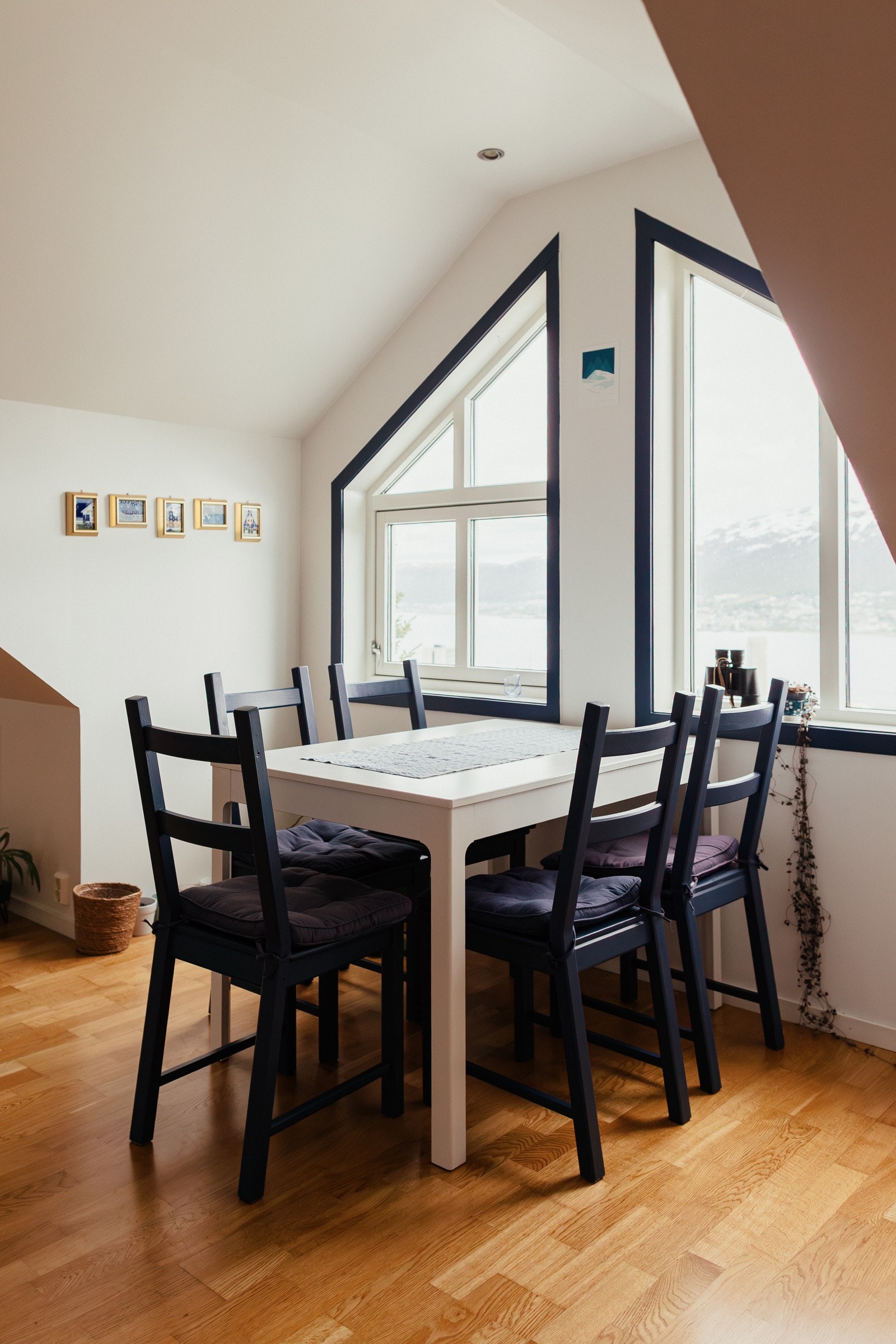 Her er det god plass til langbord, hvor man kan samles til middager og sosiale sammenkomster. Selgers private foto
