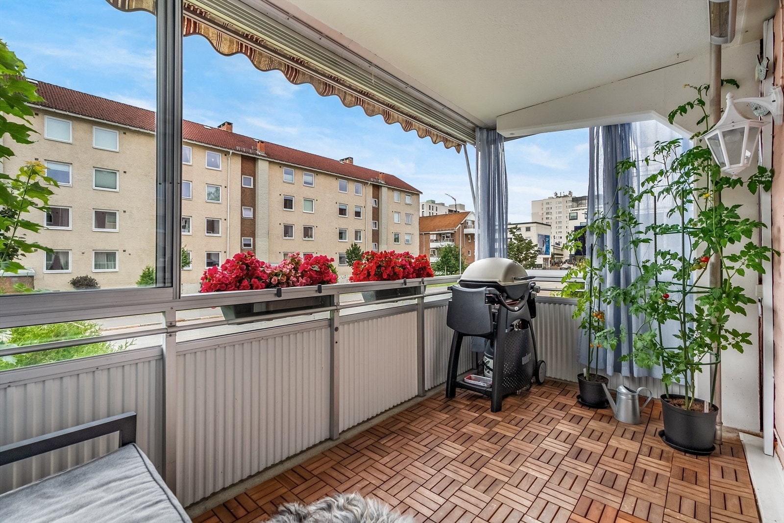 Balkongen har god plass til både grill og en hyggelig sittegruppe. Galleribilde