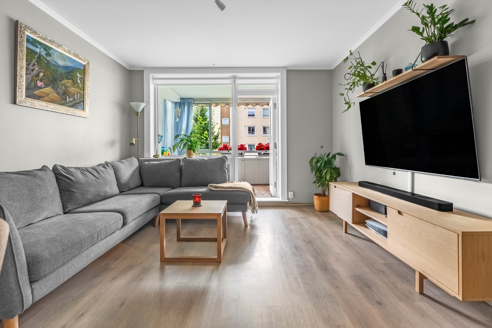 Stuen har god plass til en romslig sofagruppe. Balkongdøren er fra 2019 og har isolerglass. Galleribilde