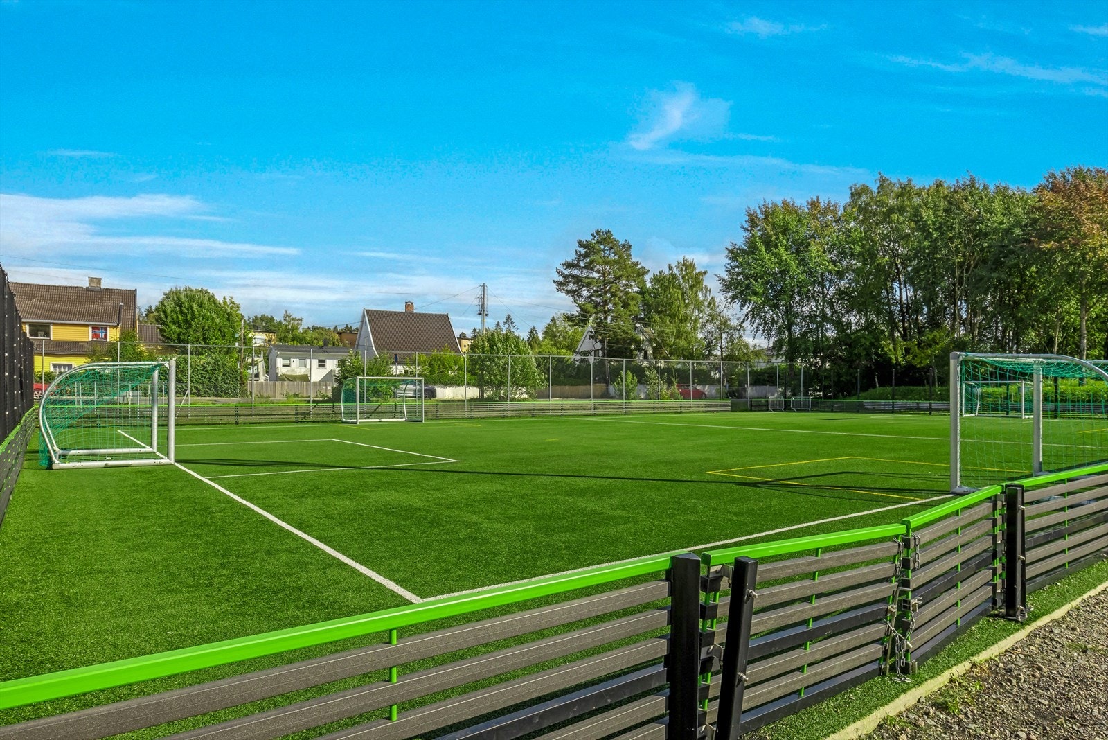 Kort vei til Lambertseter idrettsanlegg med fotballbaner, friidrettsbane og andre sportsfasiliteter. Galleribilde