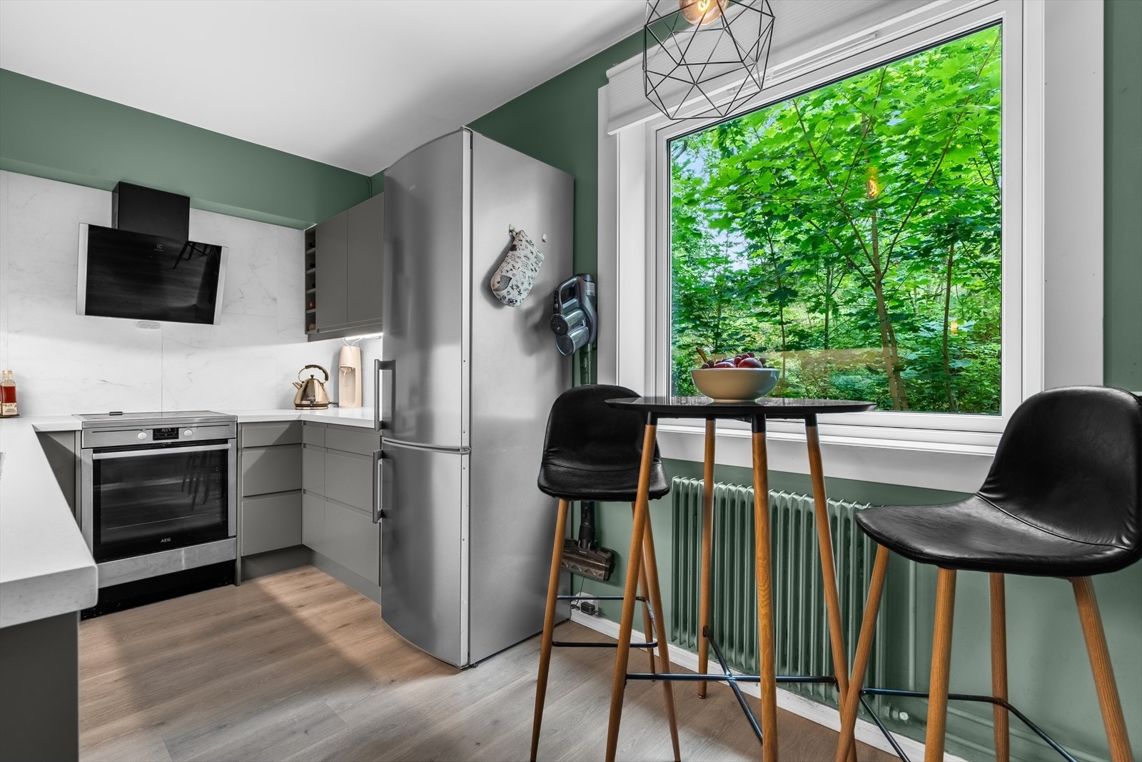 Velkommen til Langbølgen 10! En hyggelig spiseplass ved vinduet for raske måltider eller morgenkaffen. Galleribilde