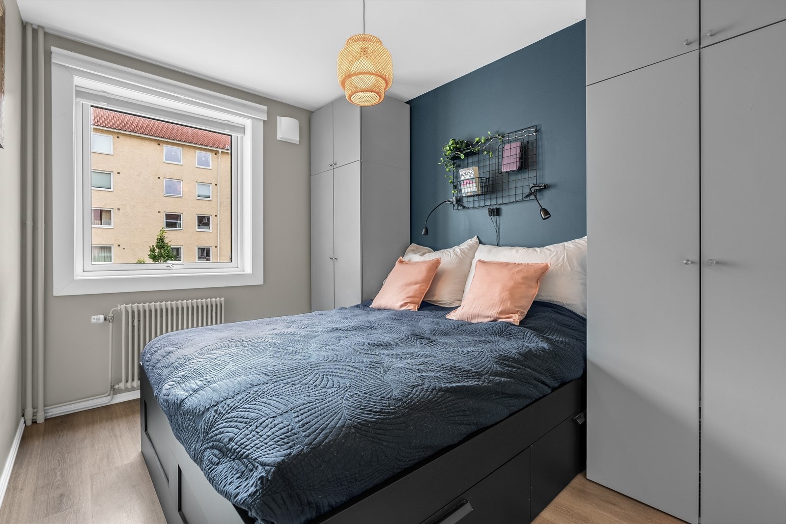 Det ene soverommet har god plass til dobbeltseng og garderobeløsning. Galleribilde