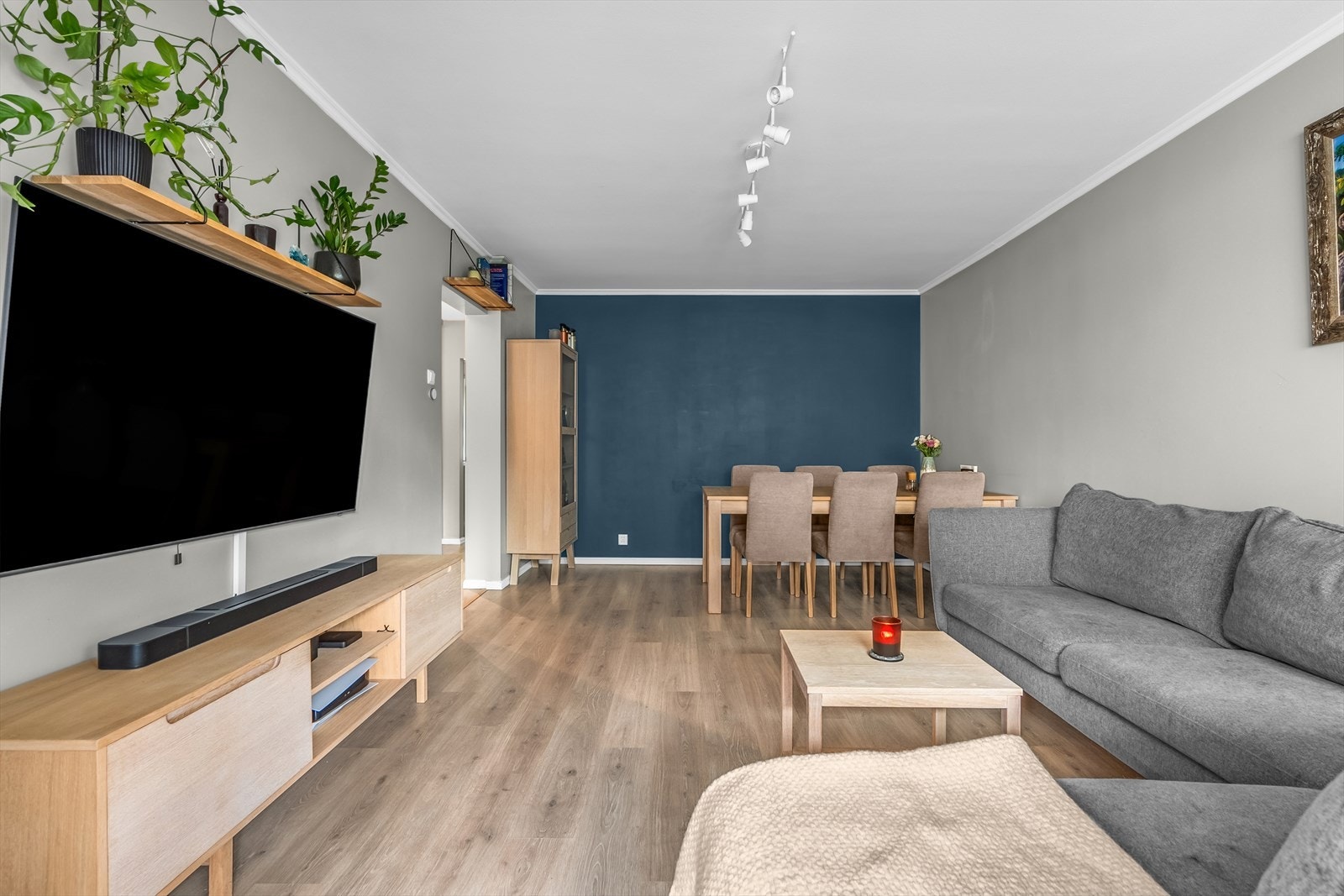 Stuen er romslig og gir en naturlig inndeling med plass til en egen spisesone. Galleribilde