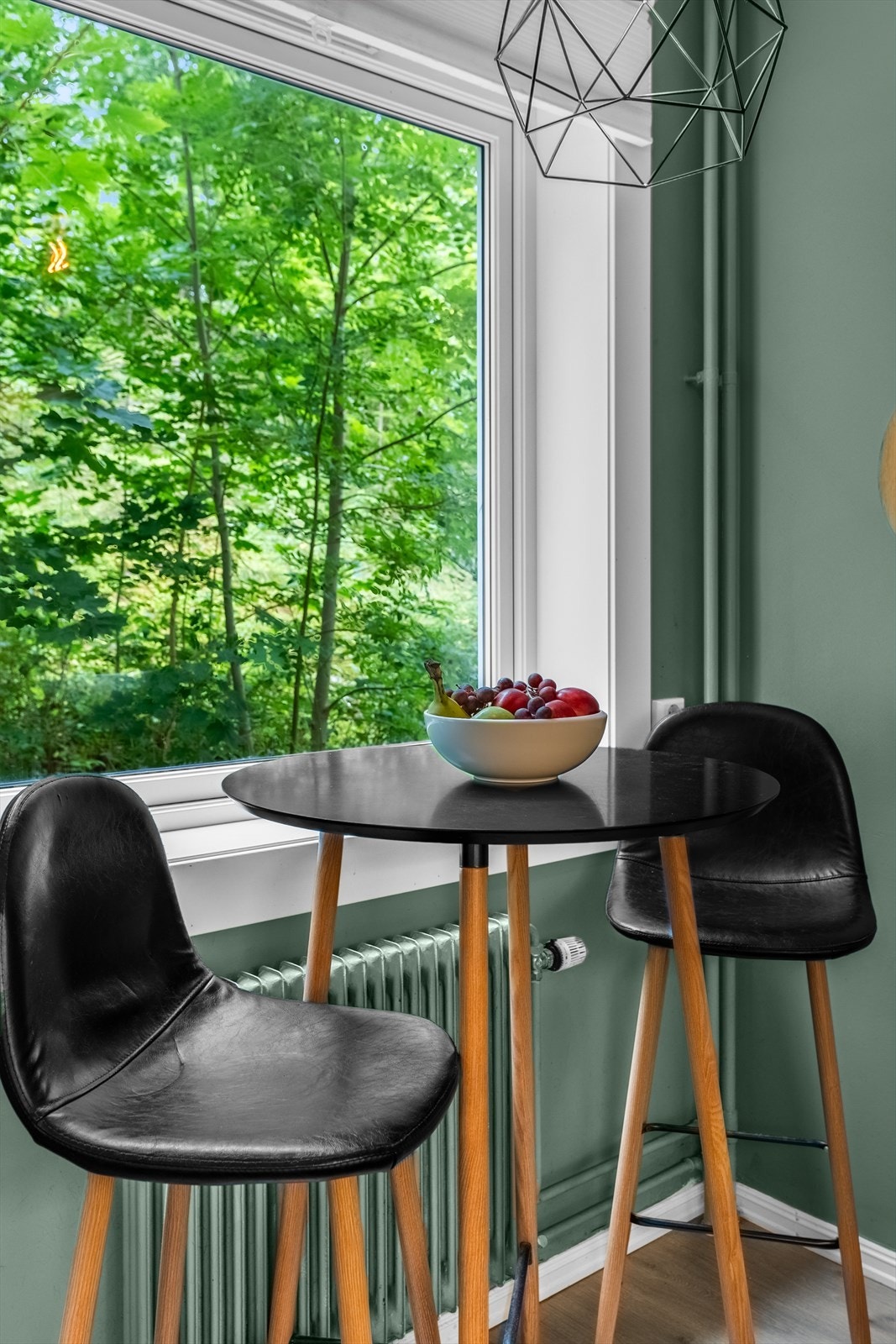 Vinduene i leiligheten er fra 2019 og har isolerglass, noe som gir god termisk og akustisk komfort. Galleribilde