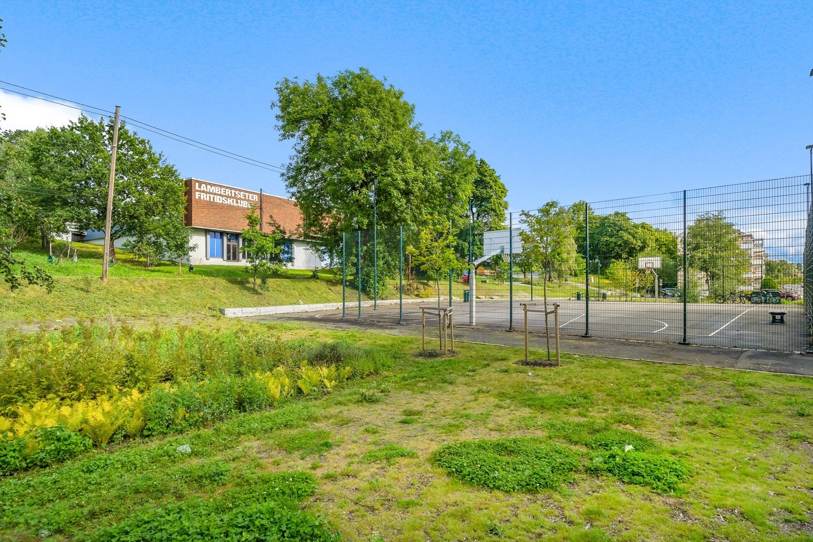 Nærområdet byr på flere fritidstilbud for barn og unge, som Lambertseter fritidsklubb. Galleribilde