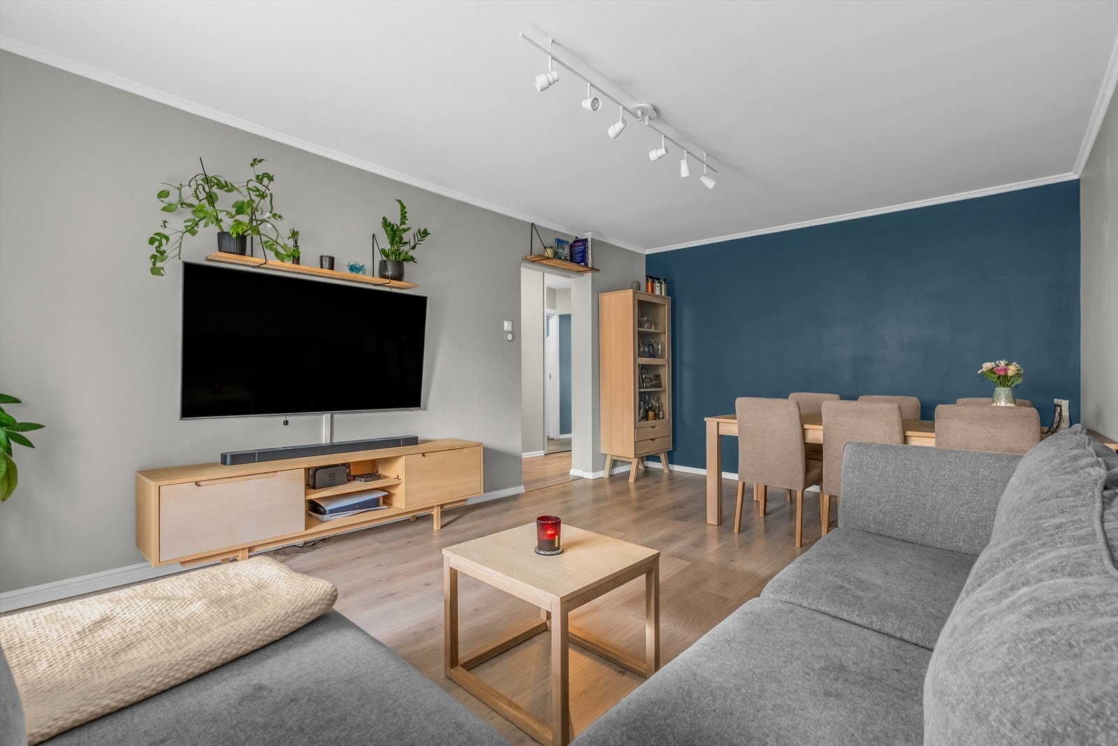 Leiligheten har en god takhøyde og glatte, malte veggflater. Galleribilde