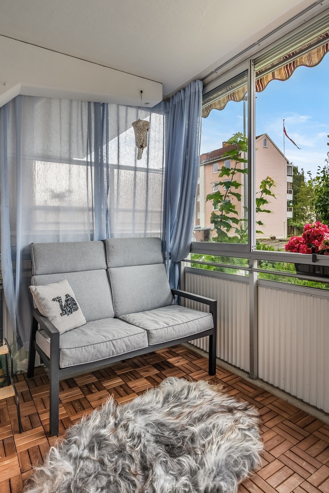 Balkongen er utstyrt med terrassevarmer, belysning og stikkontakt. Gulvet på balkongen er oppgradert med gulvplater i akasietre. Galleribilde