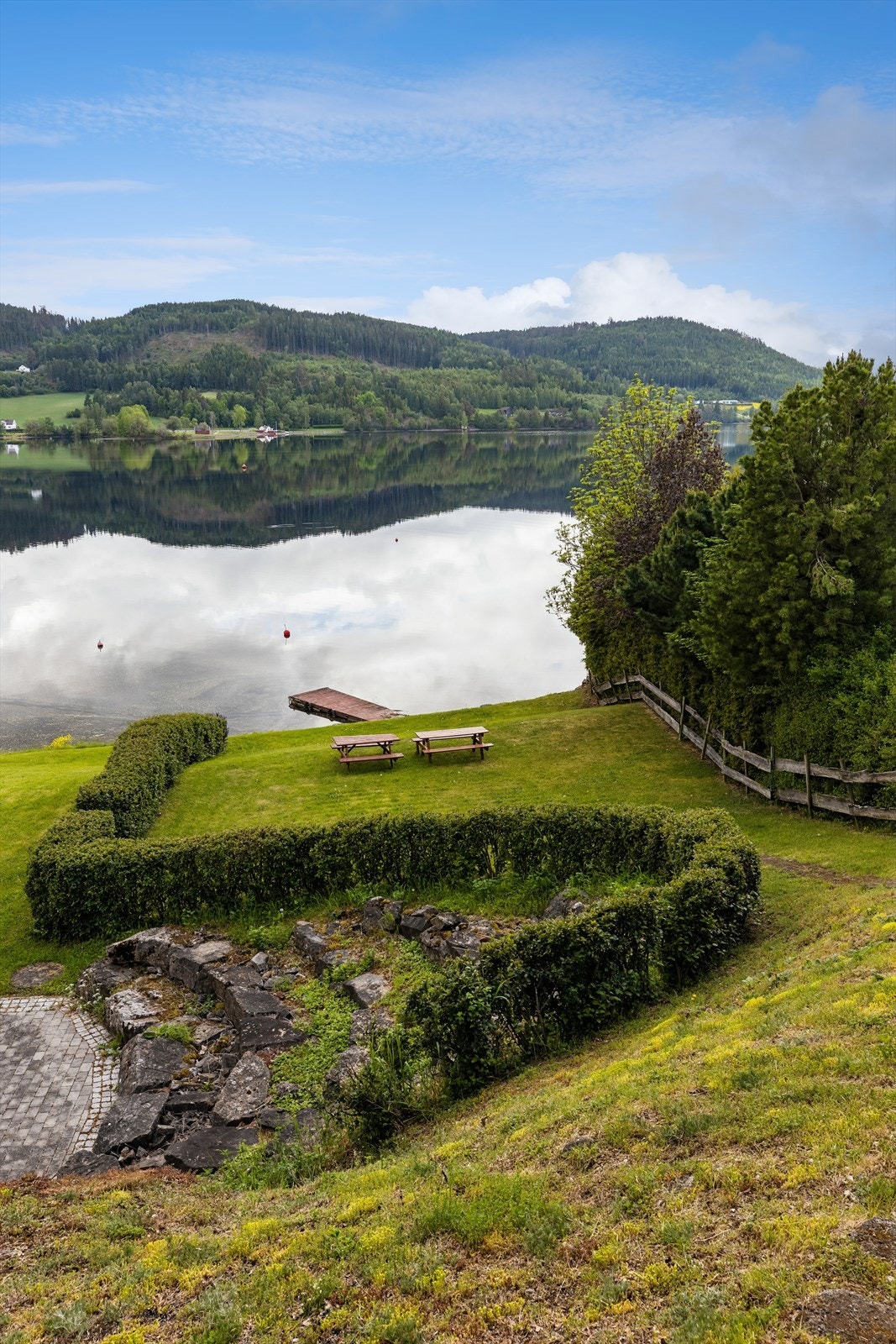Fra eiendommen er det flott utsikt over Randsfjorden og det omkringliggende kulturlandskapet. Galleribilde