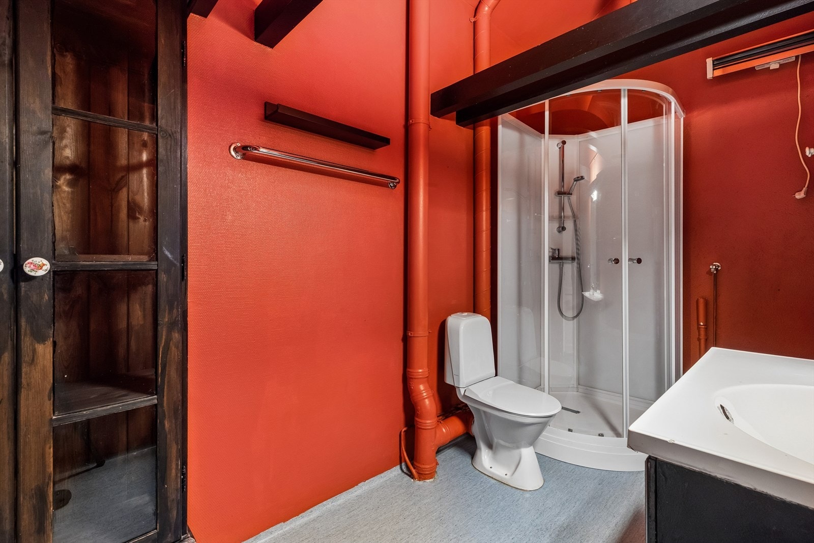 Badet er praktisk innredet med dusjkabinett, toalett og servant. Galleribilde