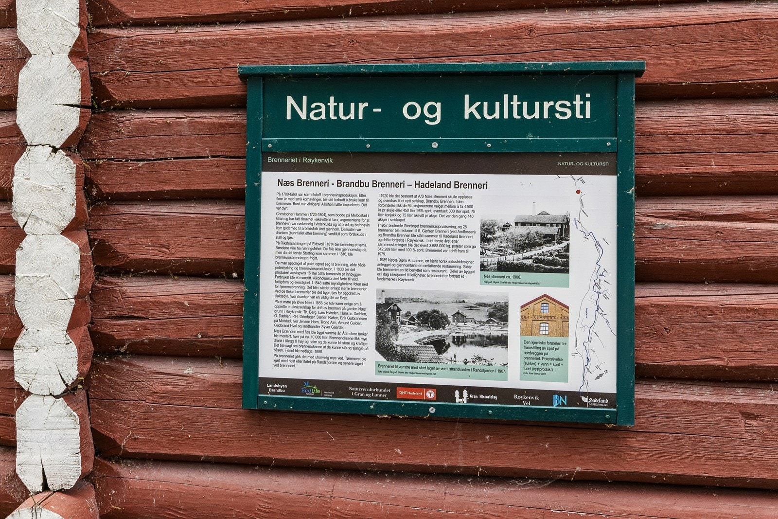 Den historiske Kjørkevegen, en gammel kulturvei, går rett forbi eiendommen og inviterer til fredelige spaserturer. Galleribilde