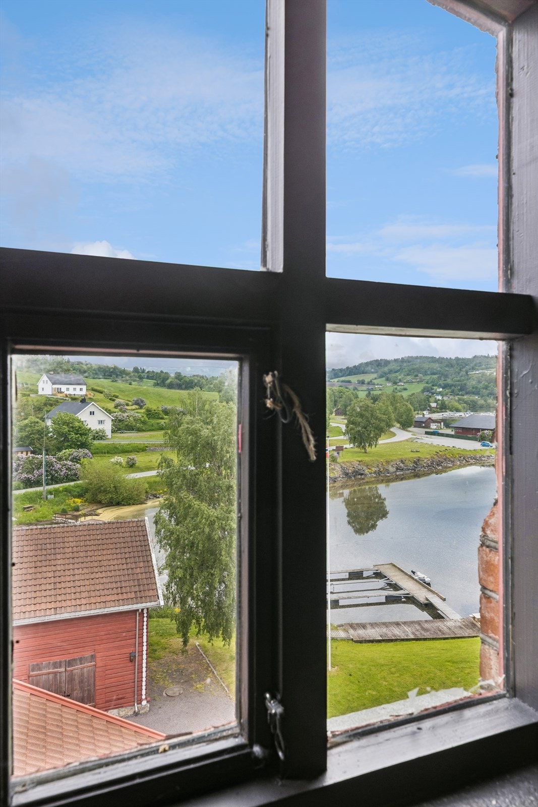 Fra leilighetens vinduer ser man ut over det naturskjønne landskapet. Galleribilde