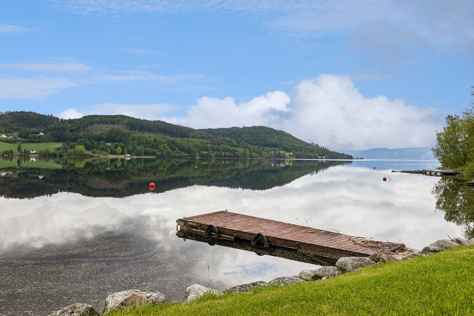 Eiendommen ligger naturskjønt til ved Randsfjorden, med egen felles strandlinje og bygge som tilhører sameiet. Galleribilde