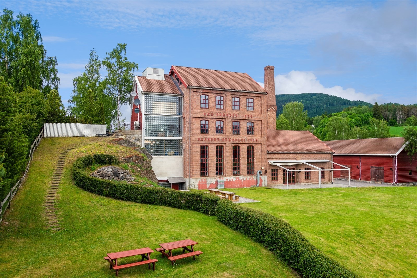 Leiligheten ligger i det historiske bygget til Hadeland Brenneri, som ble ombygget og seksjonert i 1998. Galleribilde