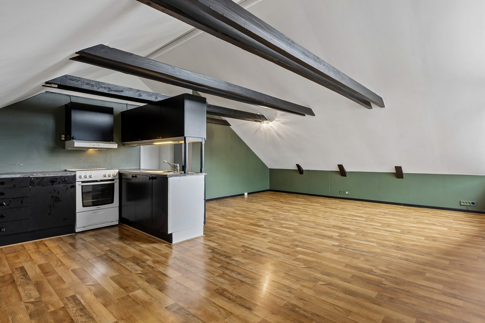 Stuen har god plass til både sofagruppe og et spisebord. Galleribilde