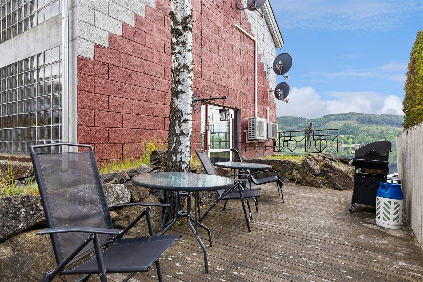 Felles uteplass med plass til sittegruppe og grill. Galleribilde