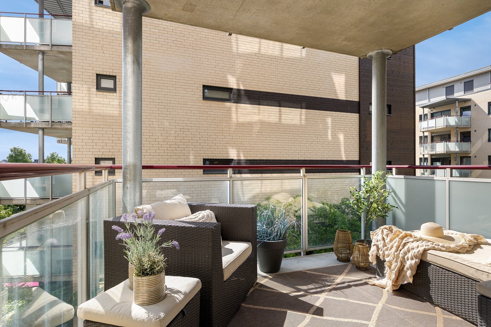 Hyggelig sydvestvendt balkong på ca. 8 m². Galleribilde