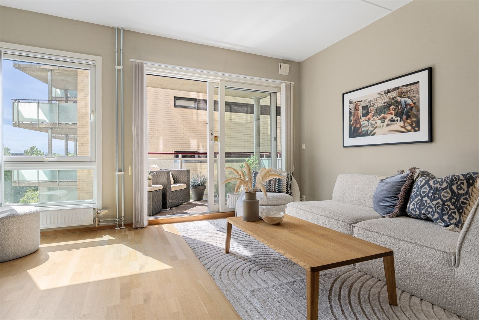 Rommet har en fleksibel planløsning med god plass til både sofagruppe, TV-løsning og spisebord med tilhørende stoler. Galleribilde