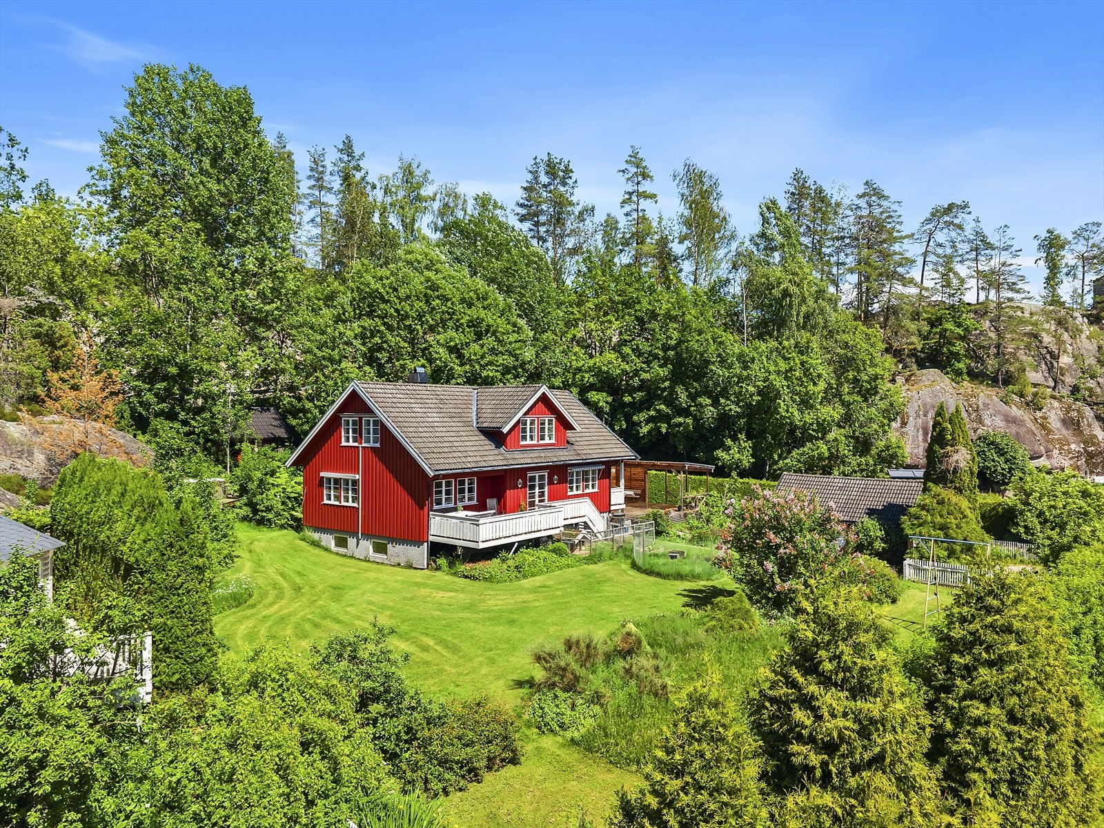 Nordvik Skien Porsgrunn SKIEN - ÅFOSS - Innholdsrik familiebolig på 242 kvm. Nytt kjøkken. Tilbaketrukket bel i barnevennlig område. Stor og fin tomt på 1,6 mål
