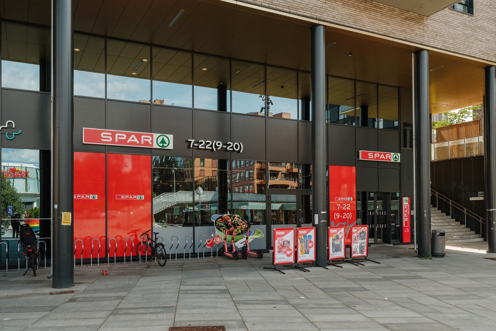 Ensjø torg byr på servicetilbud som Åpent bakeri, Vitusapotek og Spar. Galleribilde