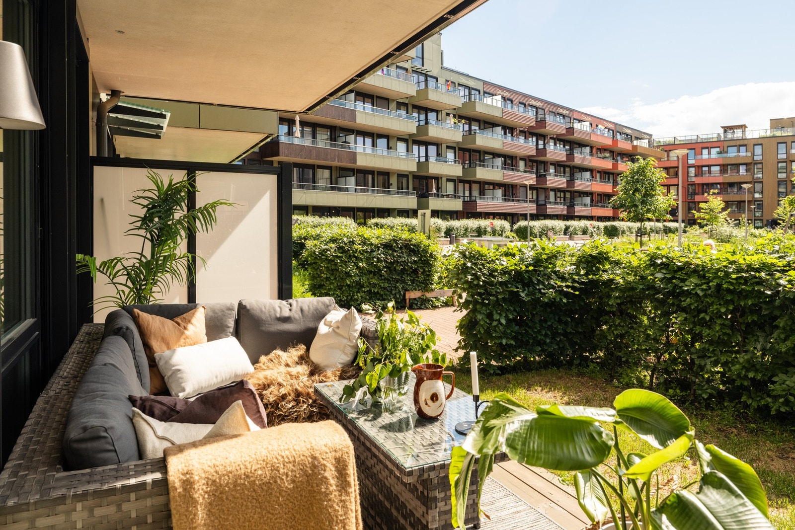 Her har du god plass til innredning av sittegruppe og grill. Terrassen er også nybeiset i 2026. Galleribilde