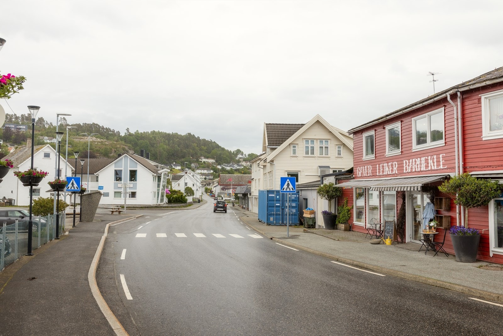 For daglige gjøremål ligger Spar Sæbøvik ca. 9 minutter unna. Her finner du dagligvarebutikk, post i butikk og øvrige lokale servicetilbud. Galleribilde