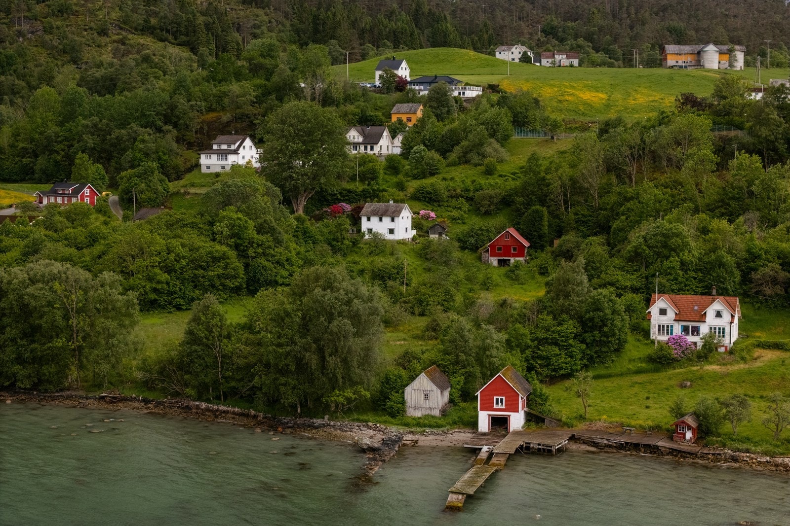 Boligen ligger naturskjønt til i Høylandsbygda, med flott utsikt mot natur og sjø. Eiendommen er romslig og bebygget med enebolig, garasje, naust, verksted/uthus og løe. Galleribilde