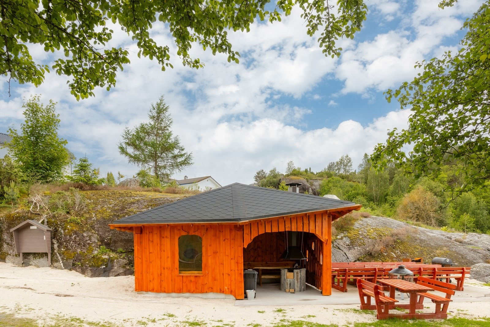 I tillegg finnes det treningsmuligheter som Trim X Husnes og sandvolleyballbane på Slettaneset. Galleribilde