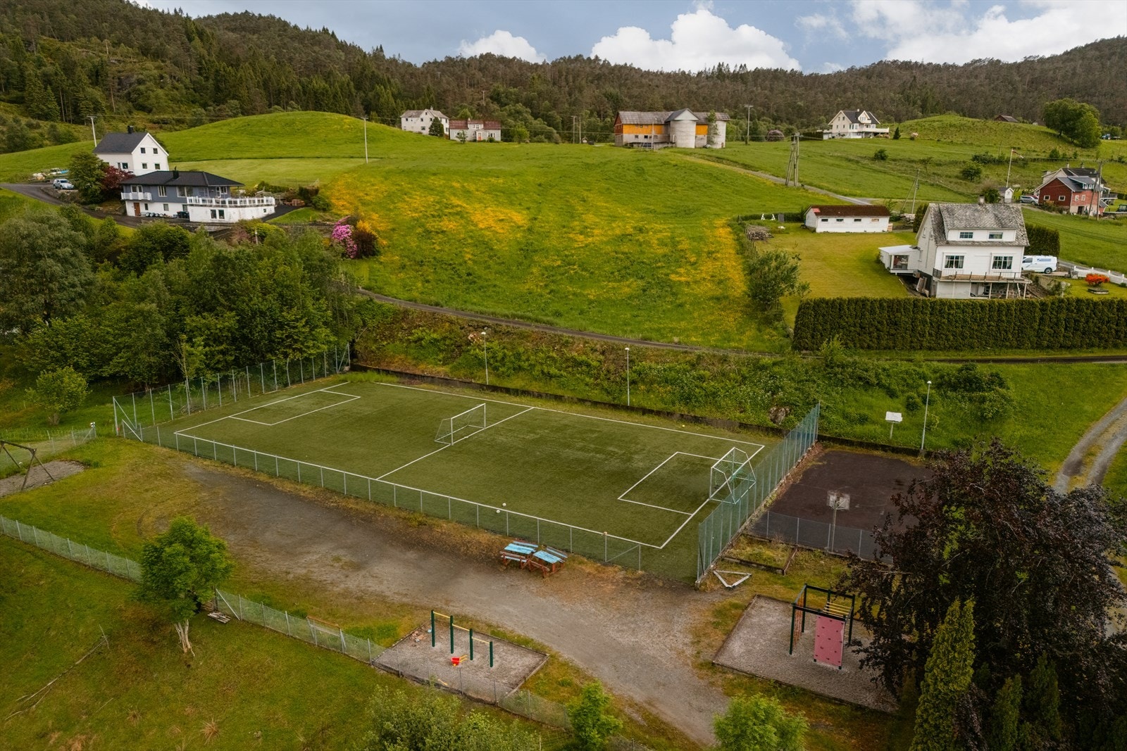 Området har gode tilbud for aktivitet og trening. Det er flere fotballbaner, aktivitetsanlegg og idrettstilbud i nærområdet, blant annet ved Øyatun skule. Galleribilde