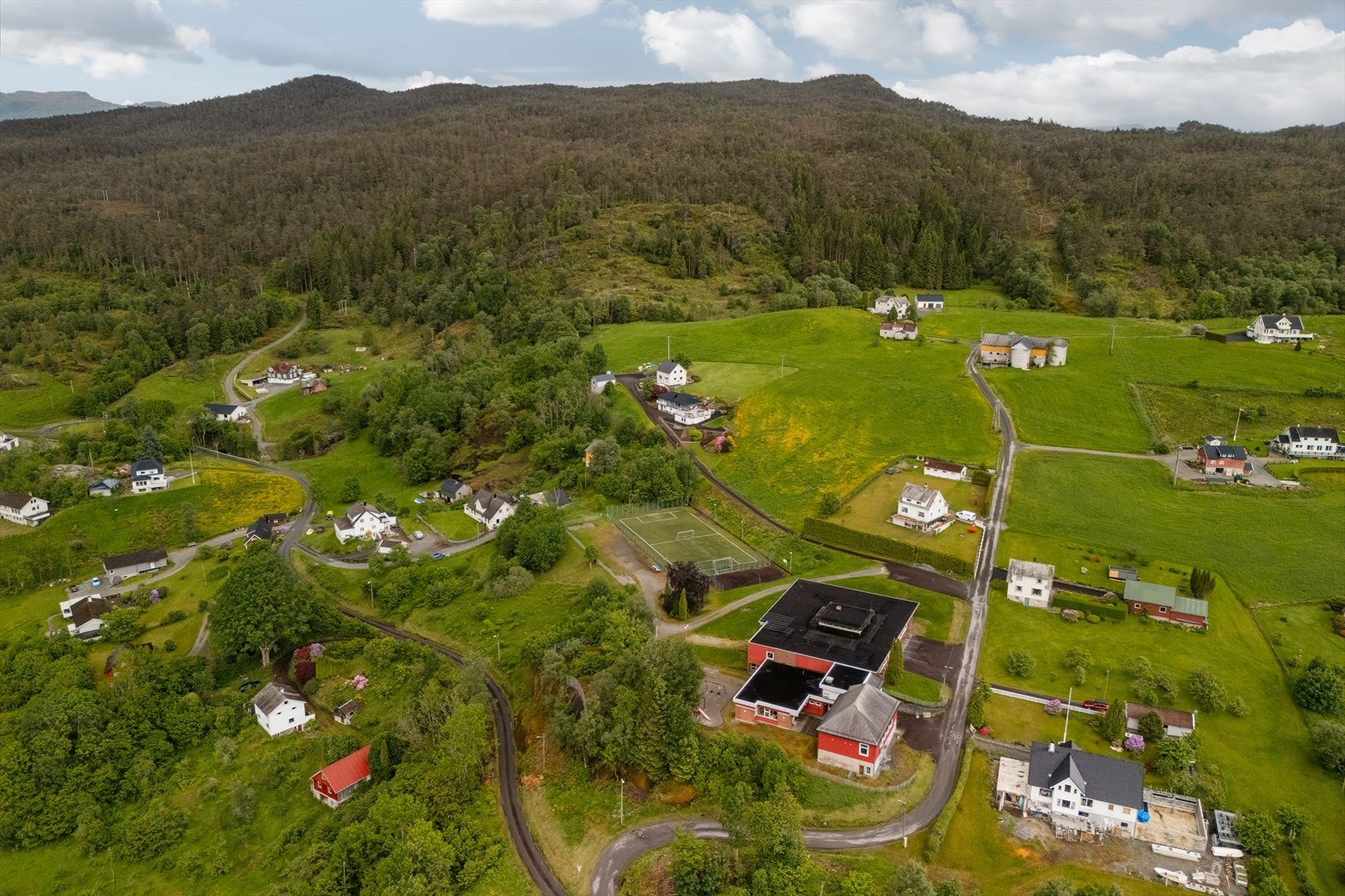 Eiendommen ligger i Høylandsbygd på Halsnøy, i et etablert område med nærhet til både sjø, arbeidsplasser og daglige servicetilbud. Galleribilde