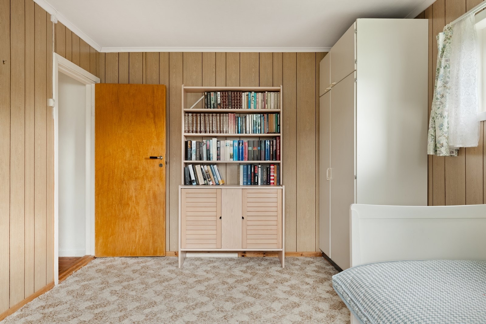 Soverommene er av god størrelse med plass til seng og garderobe. Galleribilde
