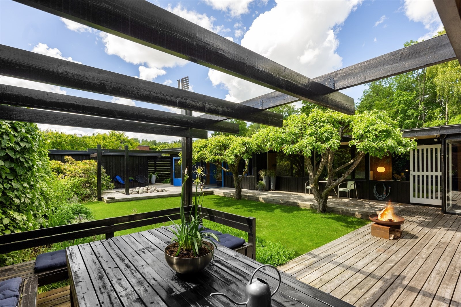Pergola over en deler av terrassen, som skaper en hyggelig ramme for uteplassen. Galleribilde