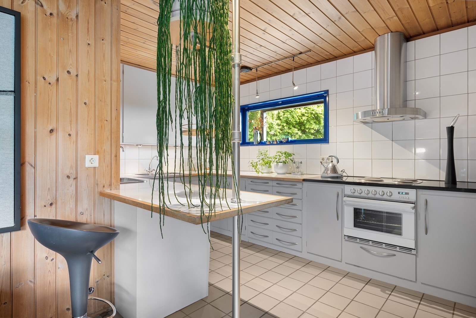 Kjøkkenet ligger i åpen løsning mot spisestuen og har en funksjonell utforming med god arbeidsflate. Galleribilde