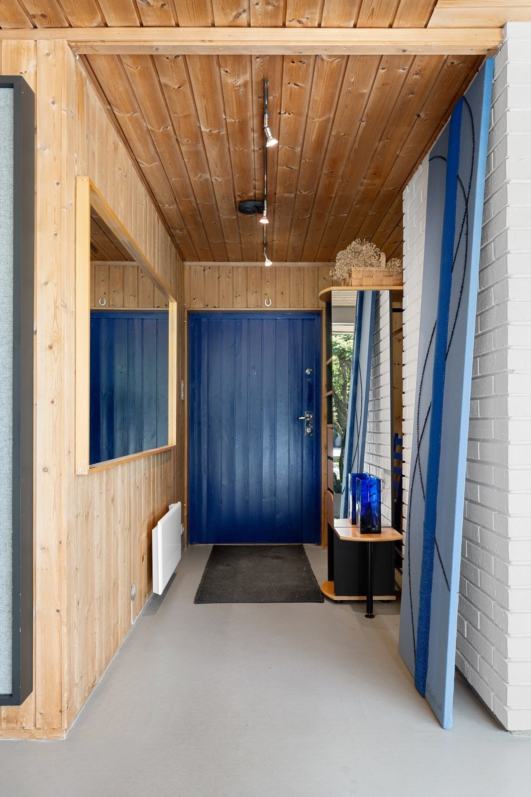 Entréen gir et godt førsteinntrykk av boligens arkitektur og materialbruk. Her møtes du av de originale panelveggene og himlingene Galleribilde