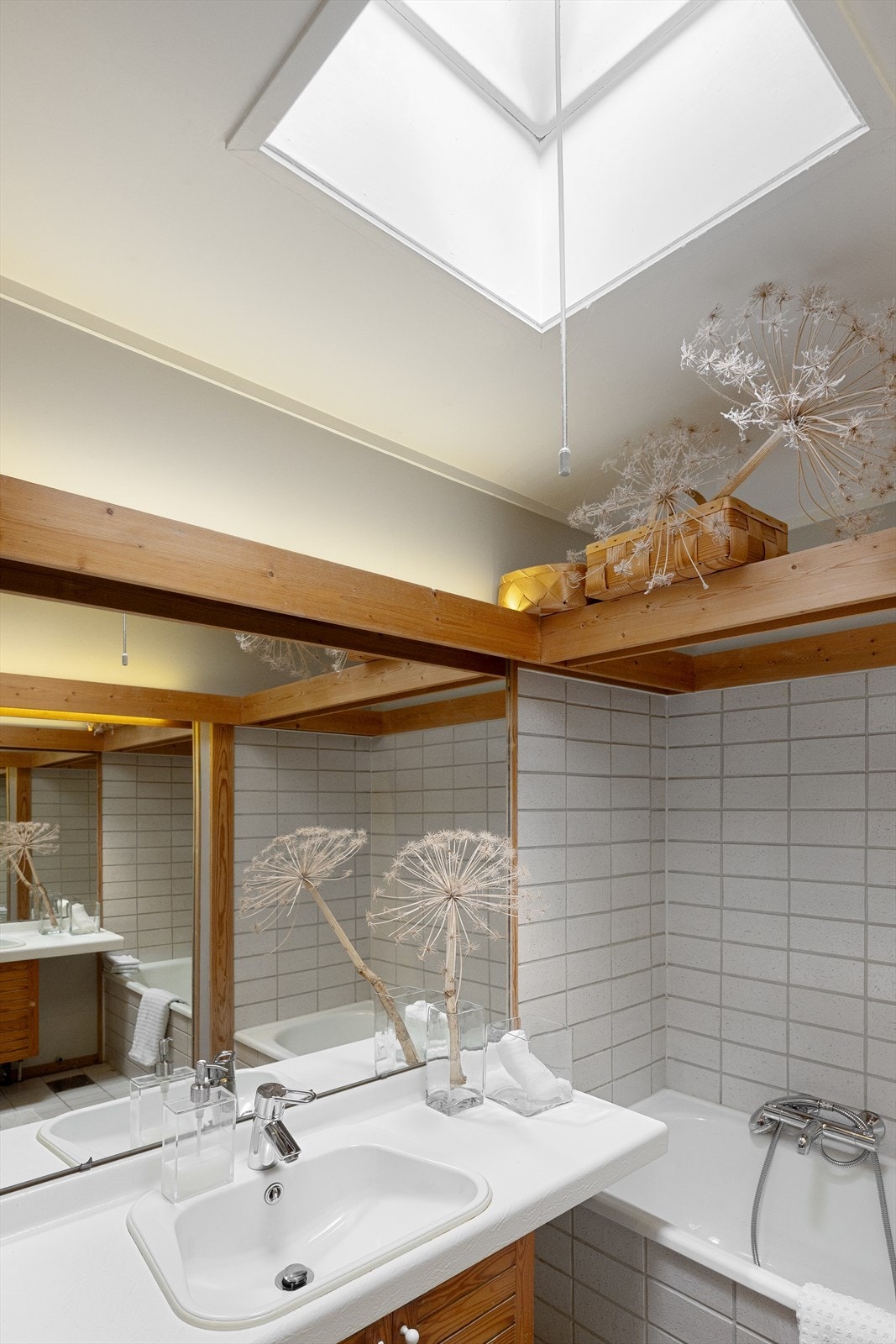 Et overlysvindu gir badet et behagelig, naturlig lys. Galleribilde