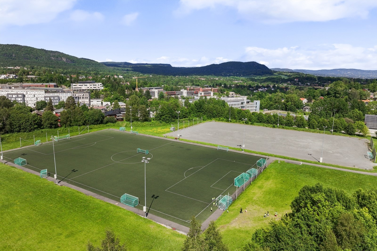 Det er gode aktivitetsmuligheter i området, samt flere barnehager og skoler - blant annet Hagaløkka skole, Borgen ungdomsskole og Asker International School. Galleribilde