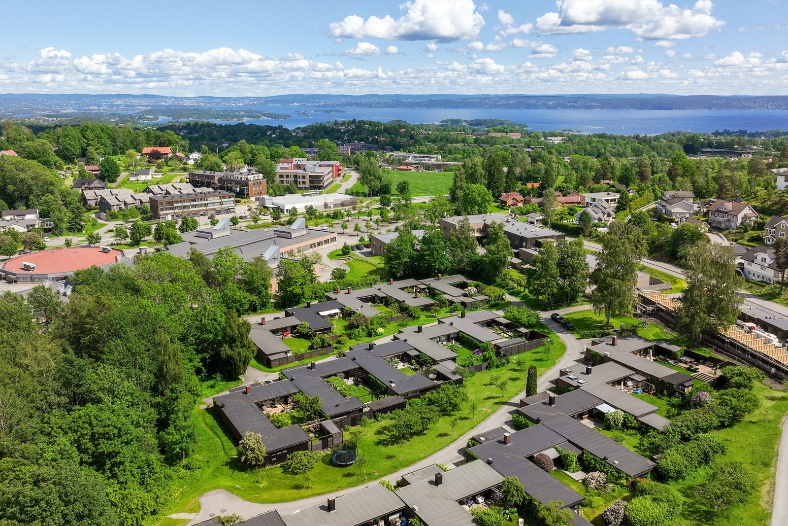 Atriumhusene, tegnet av arkitektduoen Fosse & Aasen på 1960-tallet, er utformet med inspirasjon fra de klassiske danske atriumhusene. Galleribilde