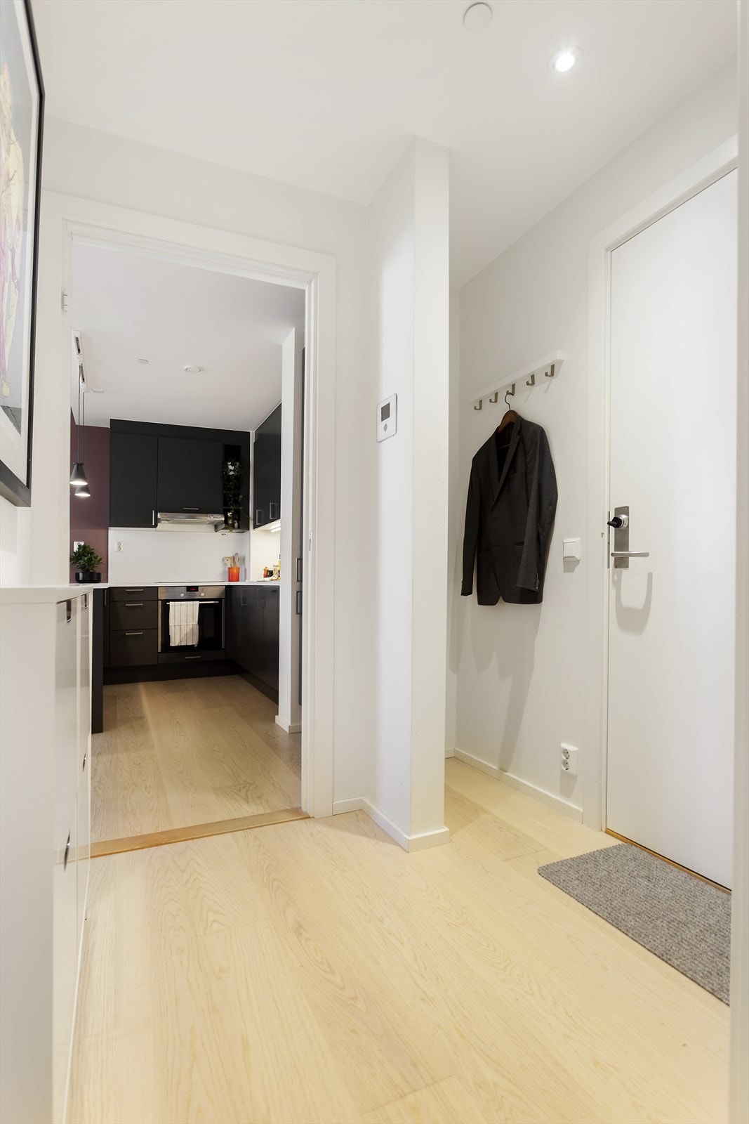 Innbydende entré med god plass til å henge fra seg ytterklær og sko. Galleribilde