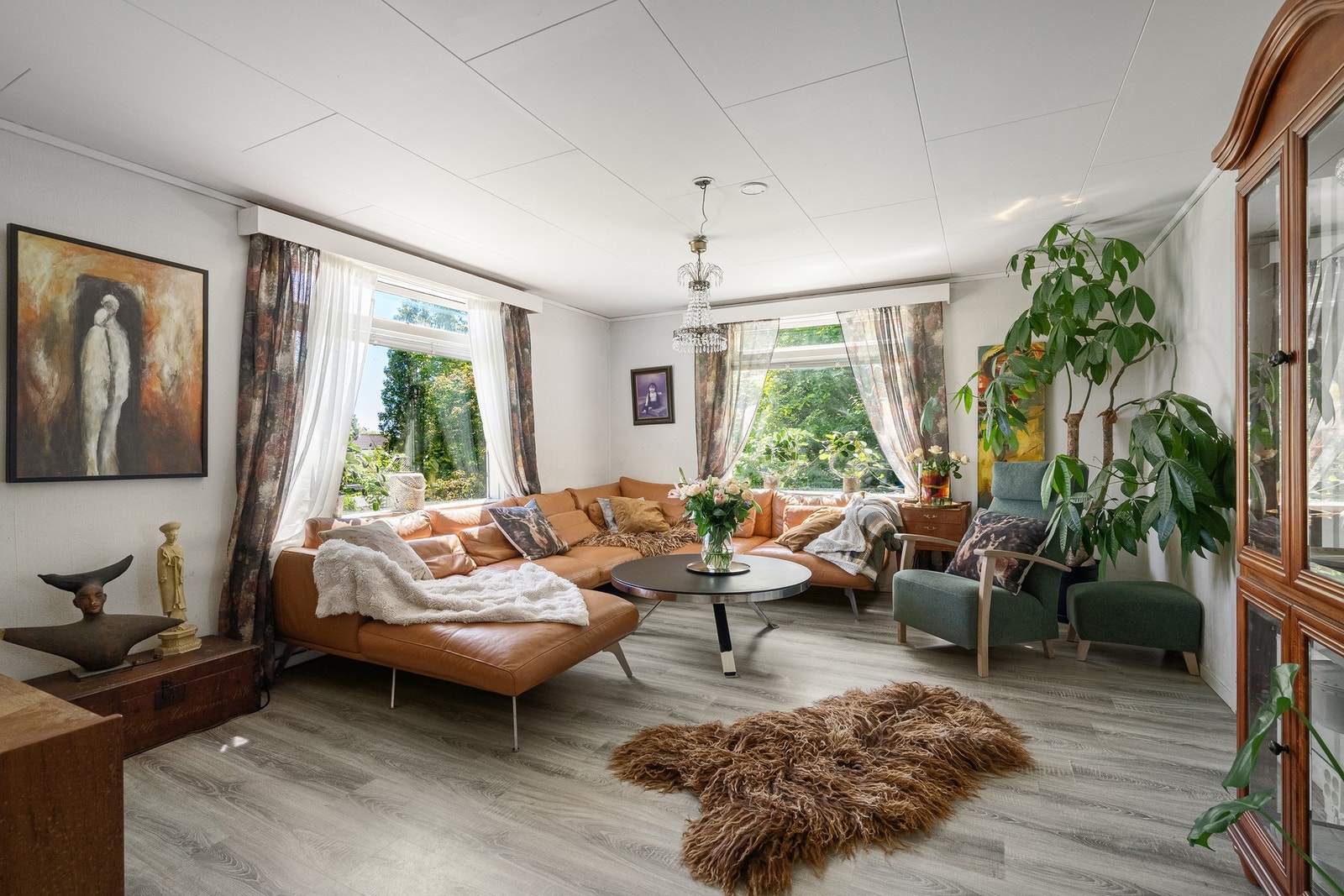Store vindusflater. Her bor man både i skogen og ved sjøen. Galleribilde