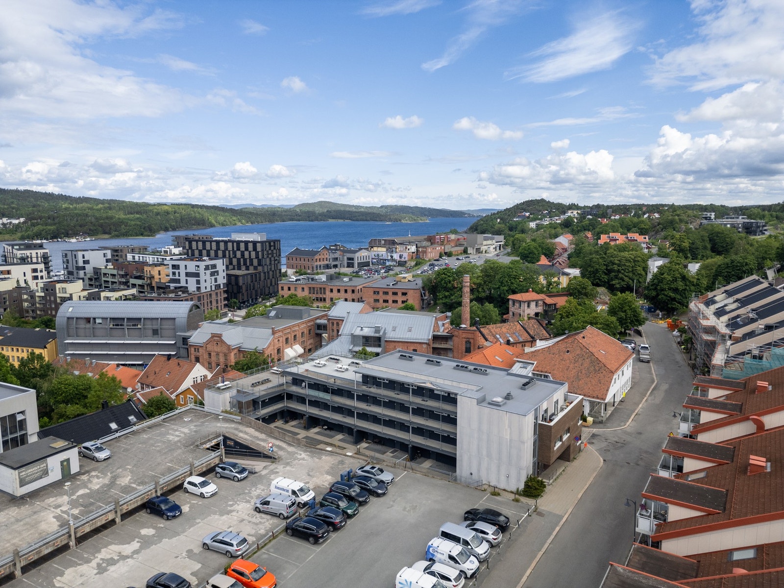 Attraktiv beliggenhet med kort vei til togstasjon, butikker og restauranter - velkommen! Galleribilde