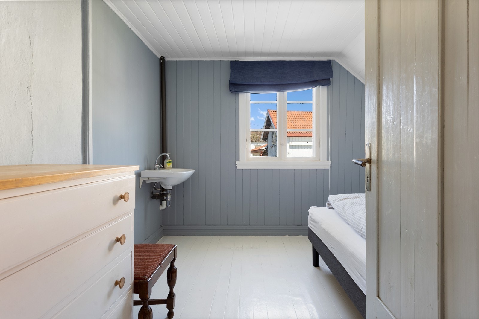 Soverom i 2. etasje med vask. Dette er et av de klassiske tegnene på alderen på boligen, og gir en koselig påminnelse om at man bor i en bolig med mye historie. Galleribilde