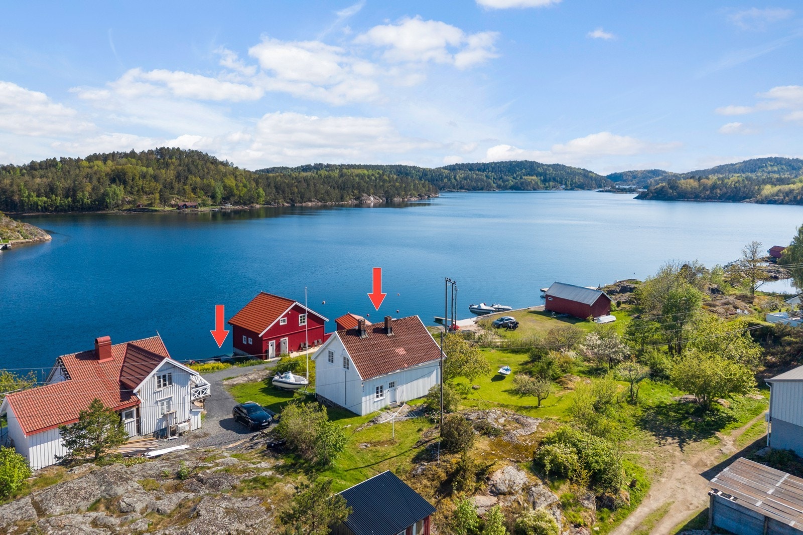 Et klassisk innbydende og koselig sørlandshus med en helt fantastisk beliggenhet, og en tomt på over 1,8 mål rett ved sjøen. Galleribilde
