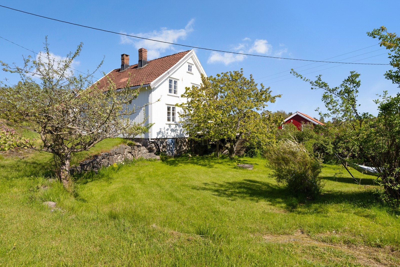 Eiendommen er opparbeidet over mange år, og her kan man virkelig boltre seg om sommeren. Galleribilde