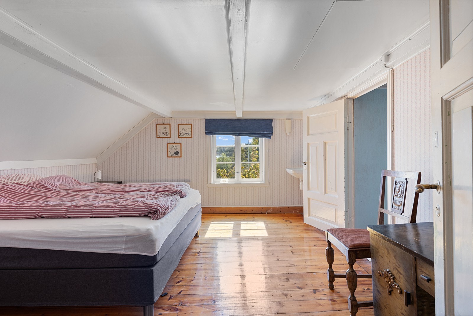 Romslig soverom med god plass til tilleggsmøblement. Galleribilde