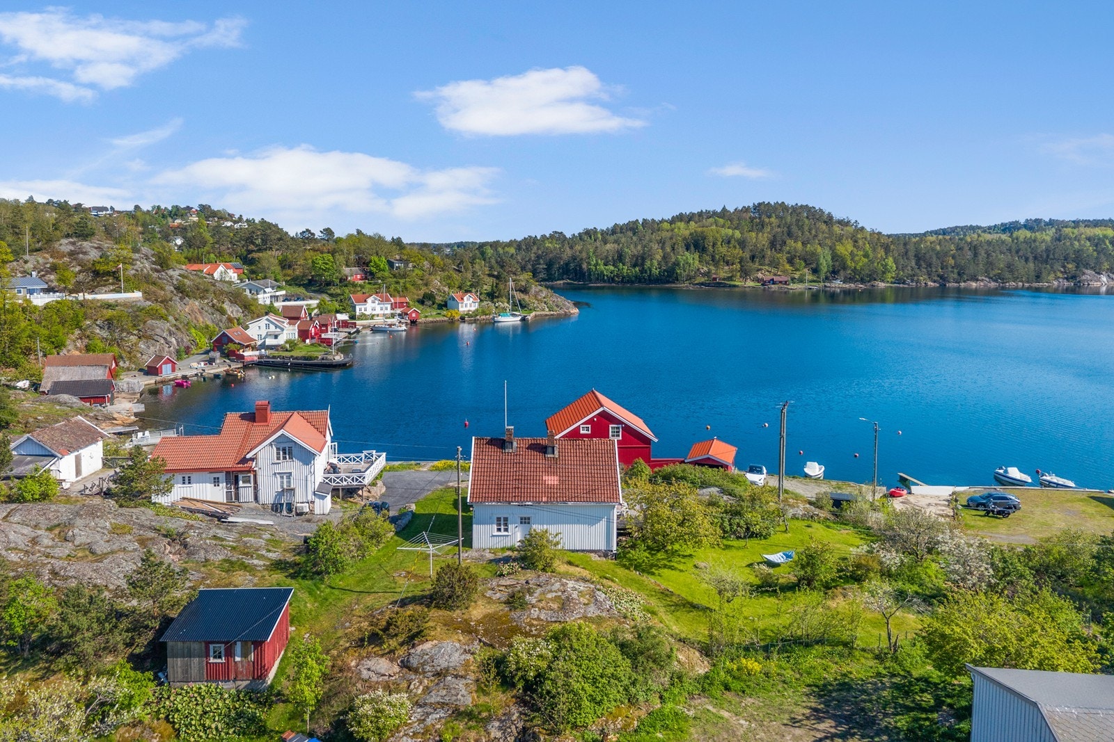 Her kan du boltre deg på en romslig tomt i et veldig koselig område med hyggelige naboer. Galleribilde