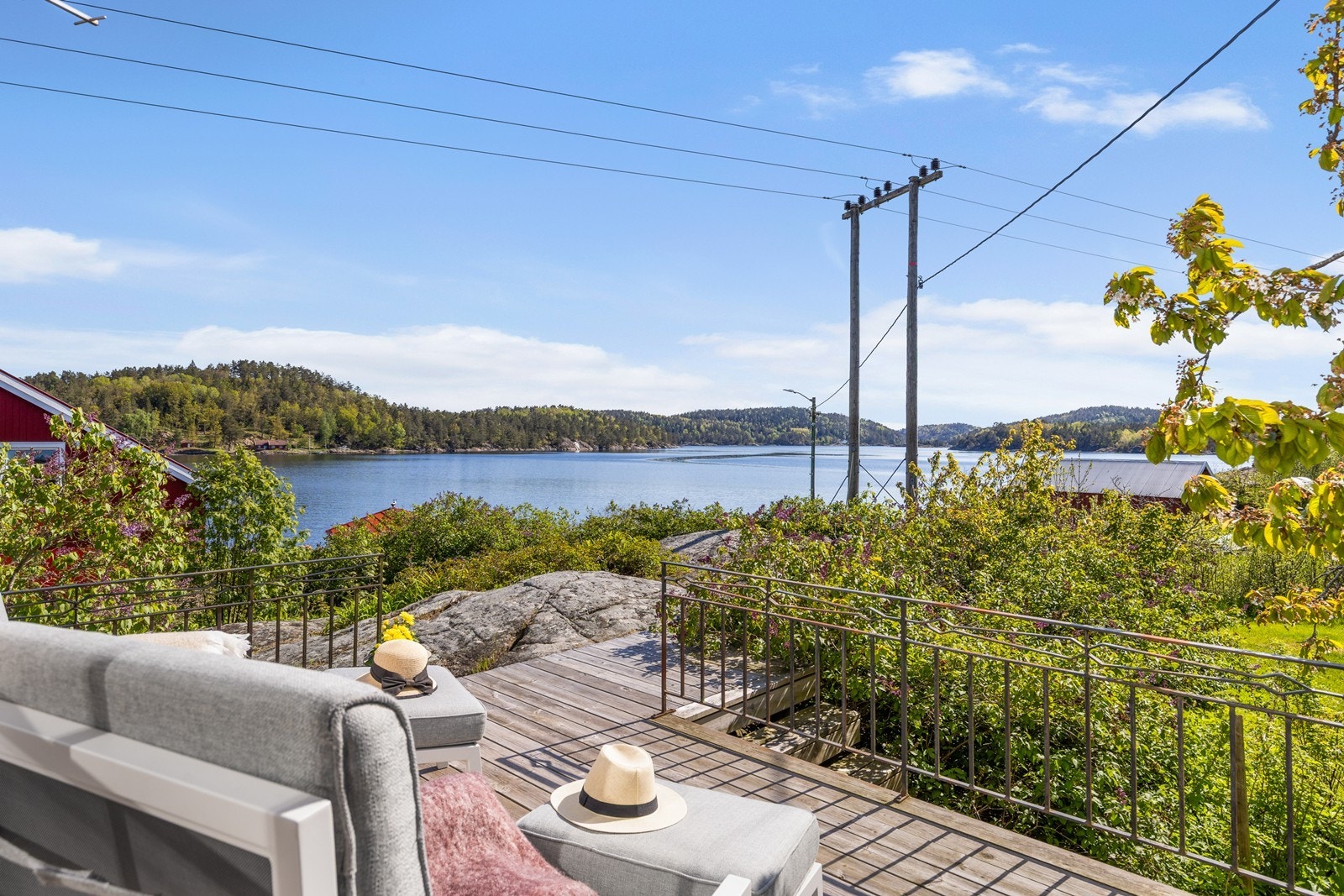 Rett ut fra spisestua finner man en koselig terrasse med en flott utsikt. Her kan man nyte sola i rolige omgivelser. Galleribilde